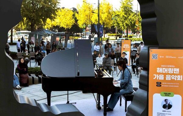 &nbsp;태광그룹이 10월 ‘문화의 달’을 맞아 24일 서울 광화문 흥국생명빌딩에서 ’해머링맨 가을 음악회’의 세 번째 공연을 개최했다. 음악회는 10월 말까지 매주 목요일 점심시간에 열린다. /태광그룹 제공