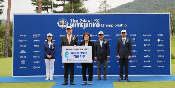 지난 6일 ‘제24회 하이트진로 챔피언십’ 대회 종료 후 김인규 하이트진로 대표이사(왼쪽)와 정미숙 해뜨는집 대표(오른쪽)가 참석한 가운데 기부금 전달식을 가졌다. /하이트진로 제공