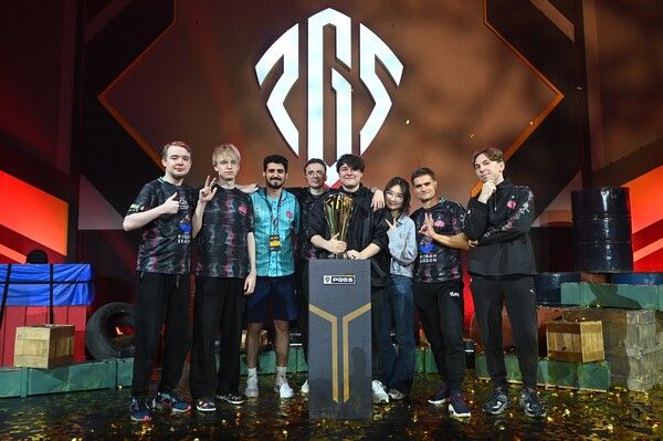 PGS 5 우승팀 트위스티드 마인즈(Twisted&nbsp;Minds)가 기념촬영을 하고 있다.