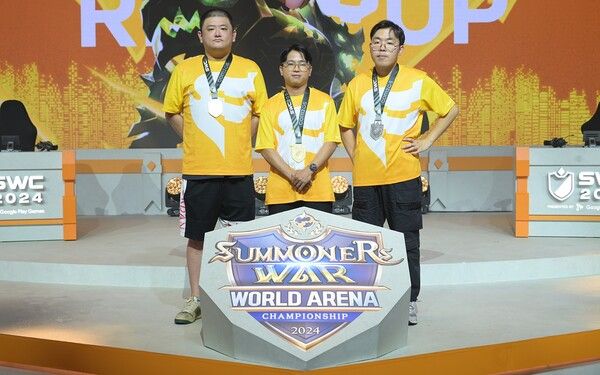 SWC2024&nbsp;아시아퍼시픽컵&nbsp;TOP3 우승자&nbsp;PU(가운데),&nbsp;준우승자&nbsp;KUROMI(오른쪽), 3위&nbsp;KELIANBAO(왼쪽)이 기념촬영을 하고 있다.
