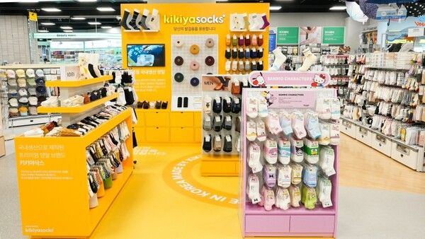 아성다이소, 다이소&nbsp;이마트&nbsp;의왕점 '키키야삭스&nbsp;양말&nbsp;브랜드&nbsp;쇼룸'