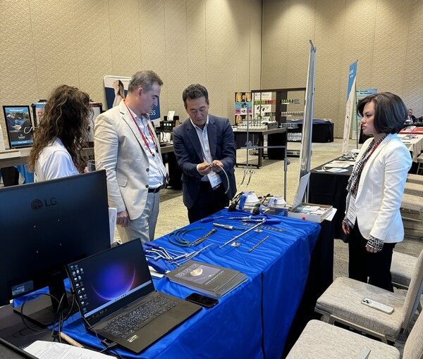 이지스&nbsp;스파인 관계자가 ’CWIG&nbsp;2024’에서 ‘캐슬락-팩투스’&nbsp;제품을 방문객에게 설명하고&nbsp;있다.