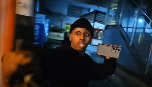 발길질 당하고 놀란 조니 소말리 / 유튜브 갈무리 (포인트경제)