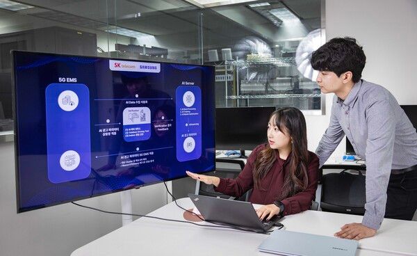 SK텔레콤과 삼성전자 연구원이&nbsp;AI&nbsp;기반&nbsp;5G&nbsp;기지국 품질 최적화 기술 실증에 대해 논의하는 모습 /SK텔레콤 제공