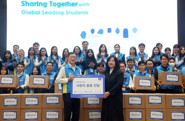 신한은행 서승현 글로벌사업그룹장이(첫번째줄 가운데) 선발 장학생, 대사관 직원 등 관계자들과 봉사활동 이후 기념촬영 하는 모습 /신한은행 제공