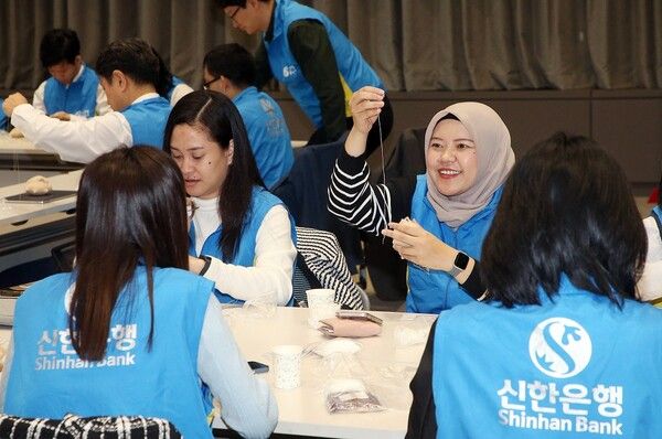 29일 서울시 중구 소재 신한은행 본점에서 진행된 ‘2024 Swith(Shinhan with) Global CSR 프로젝트 행사에 참여한 외국인 장학생들이 봉사활동 하고 있는 모습 /신한은행 제공