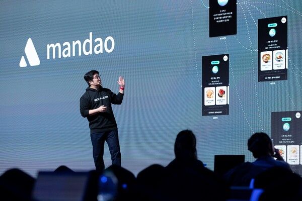 우아한형제들 데이터사이언스그룹 한동훈 기술이사가 오프닝 키노트발표를 하고 있다.