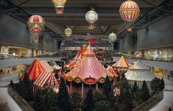 더현대 서울은 다음달 1일부터 12월 31일까지&nbsp;5층 사운즈 포레스트에서&nbsp;열기구 모형 에어벌룬과&nbsp;대형 서커스 텐트들로 연출한 '움직이는 대극장'을 선보인다.