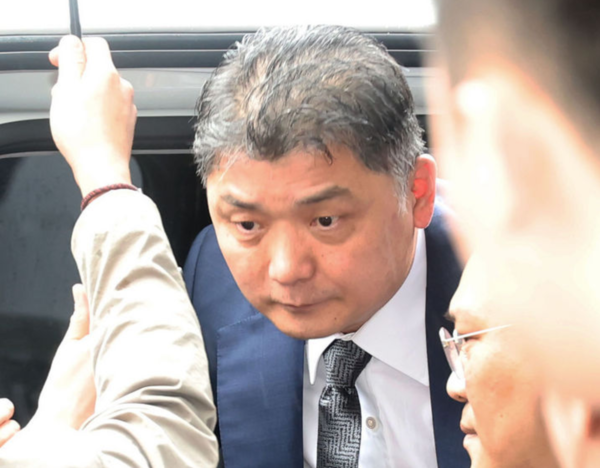 SM엔터테인먼트 시세조종 의혹을 받는 카카오 창업주 김범수 경영쇄신위원장이 지난 7월 22일 오후 서울 양천구 서울남부지방법원에서 열리는 구속 전 피의자 심문(영장실질심사)에 출석하고 있다.&nbsp; /사진=뉴시스