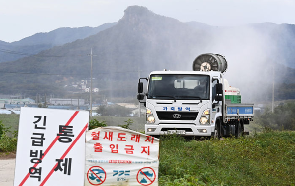 지난 21일 경기도 용인시 백암면 청미천 일대에서 방역차량이 방역작업을 하고 있다. /사진=뉴시스