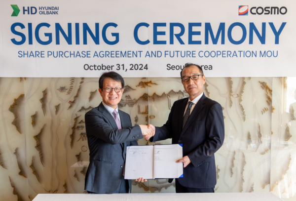 31일 소공동 롯데호텔에서 진행된 ‘HD현대코스모 지분 인수 계약’&nbsp;체결식을 하고 있다. (왼쪽부터) 주영민&nbsp;HD현대오일뱅크 대표과 스즈키 코스모오일 대표이사