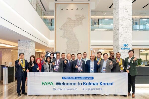 지난달 30일 한국콜마 종합기술원을 방문한 아시아약학연맹 의장단과 최현규 한국콜마 대표이사 등 관계자들이 기념사진을 찍고 있다. /한국콜마 제공