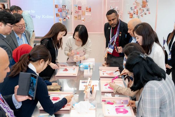 아시아약학연맹 의장단이 한국콜마 종합기술원 내에 위치한 ‘컬러 아뜰리에’를 둘러보고 있다. /한국콜마 제공
