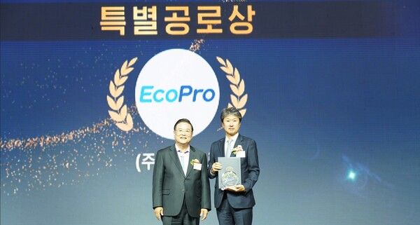 지난 7일 지방시대위원회 주최로 강원도 춘천송암스포츠타운에서 열린 '2024년 지역 균형 발전 사업 우수사례 시상식'에서 특별공로상을 수상한 송호준 에코프로 대표(오른쪽)와 시상자 우동기 지방시대위원회 위원장 모습] /에코프로 제공