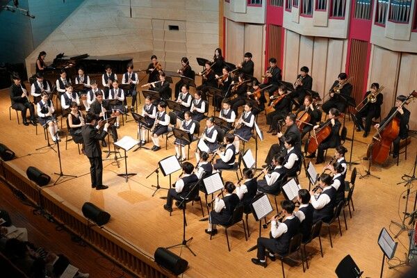 지난&nbsp;9일 서울 여의도 영산아트홀에서 열린&nbsp;19회 정기연주회에서&nbsp;우리금융x사랑의달팽이 클라리넷앙상블 단원&nbsp;34명이 공연을 펼치고 있다. /우리금융그룹 제공