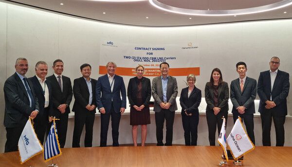 그리스 현지에서 한화오션 김희철 사장(오른쪽에서 다섯번째)과 안젤리쿠시스 그룹 마리아 안젤리쿠시스 회장&nbsp;(오른쪽에서 여섯번째)을 비롯한 양사 관계자들이 계약식을 마친 뒤 기념촬영을 하고 있다. /한화오션 제공
