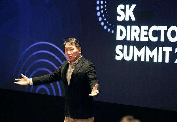 최태원&nbsp;SK그룹 회장이 지난&nbsp;7일 서울 광진구 워커힐 호텔에서&nbsp;'SK&nbsp;디렉터스 서밋(Directors' Summit) 2024'에서 오프닝 스피치를 하고 있다. /SK 제공