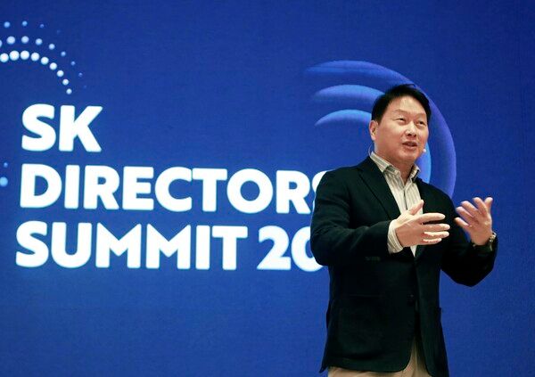 최태원&nbsp;SK그룹 회장이 지난&nbsp;7일 서울 광진구 워커힐 호텔에서&nbsp;'SK&nbsp;디렉터스 서밋(Directors' Summit) 2024'에서 오프닝 스피치를 하고 있다. /SK 제공