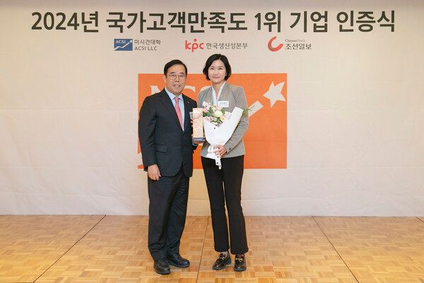 12일&nbsp;소공동&nbsp;롯데호텔&nbsp;서울에서&nbsp;열린&nbsp;‘2024&nbsp;국가고객만족도(NCSI)&nbsp;1위&nbsp;기업&nbsp;인증식’에서&nbsp;인터넷전문은행부문&nbsp;1위를&nbsp;수상한 이은미 토스뱅크&nbsp;대표(오른쪽)가&nbsp;한국생산성본부&nbsp;박성중&nbsp;회장과&nbsp;기념사진을&nbsp;촬영하고&nbsp;있다.&nbsp;