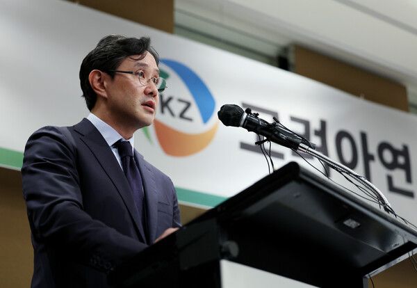 최윤범 고려아연 회장이 10월 2일 서울 용산구 그랜드하얏트호텔에서 열린 기자회견에서 발언하고 있다. /뉴시스