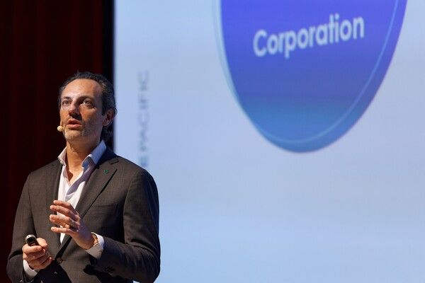 아모레퍼시픽 '인베스터 데이'에서 조반니 발렌티니 북미법인장이 발표를 하고 있다.