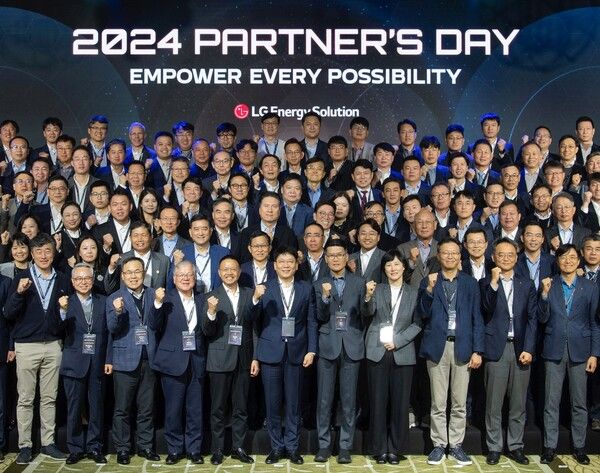 LG에너지솔루션 '2024 파트너스 데이' 행사 참석자들이 기념촬영을 하고 있다.