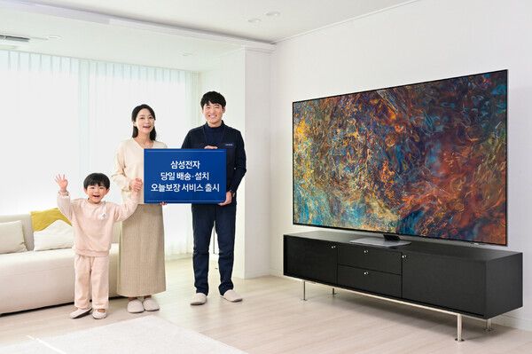 삼성전자로지텍 전문 설치팀과 모델이 당일 배송과 설치가 가능한 '오늘보장' 서비스를 소개하고 있다.