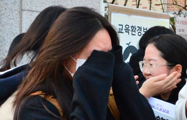 14일 2025학년도 대학수학능력시험(수능)이 치러지는 충북 산남고등학교 앞에서 한 수험생이 시험장에 들어서기 전 교사와 부모의 격려를 받고 눈물을 흘리고 있다.