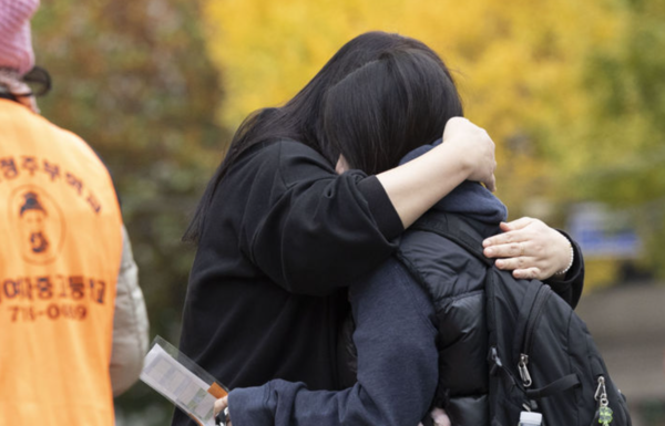 2025학년도 대학수학능력시험날인 14일 서울 마포구 홍익대학교 부속 여자고등학교에서 수험생과 학부모가 인사를 나누고 있다.