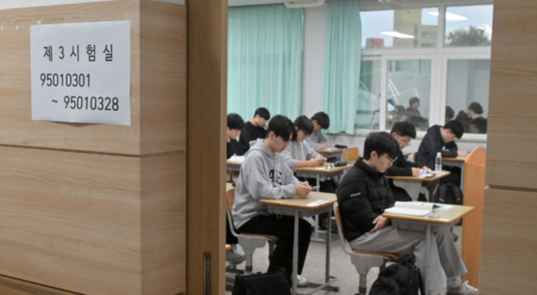 2025학년도 대학수학능력시험일인 14일 오전 제주 제95지구 제1시험장인 남녕고등학교에서 수험생들이 시험을 앞두고 마무리 시험 준비를 하고 있다. /사진=제주도사진기자회