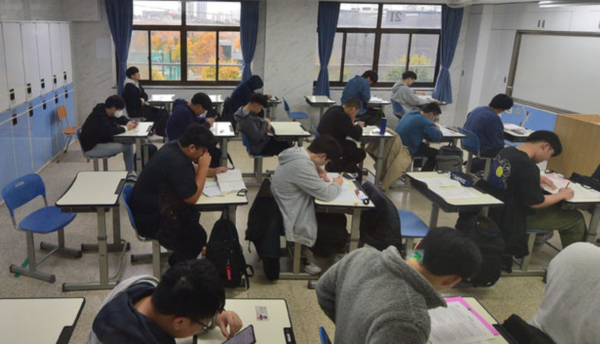2025학년도 대학수학능력시험일인 14일 인천 동구 동산고등학교에 마련된 시험장에서 수험생들이 시험 시작을 기다리고 있다. /사진=뉴시스