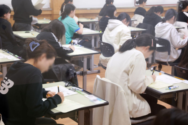 2025학년도 대학수학능력시험일인 14일 전북 전주시 한일고등학교에서 수험생들이 시험을 준비하고 있다. /전북특별자치도교육청