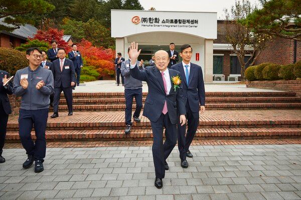 [사진_5] 김승연 한화그룹 회장이 한화 보은사업장 직원들의 환송에 환한 미소로 화답하고 있다. /한화 제공