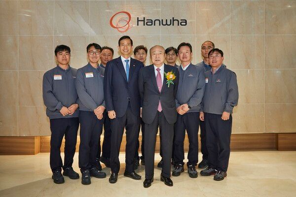 김승연 한화그룹 회장이 한화 보은사업장을 방문해 (주)한화 글로벌, 한화에어로스페이스 직원들과 기념사진을 찍고 있다. /한화 제공