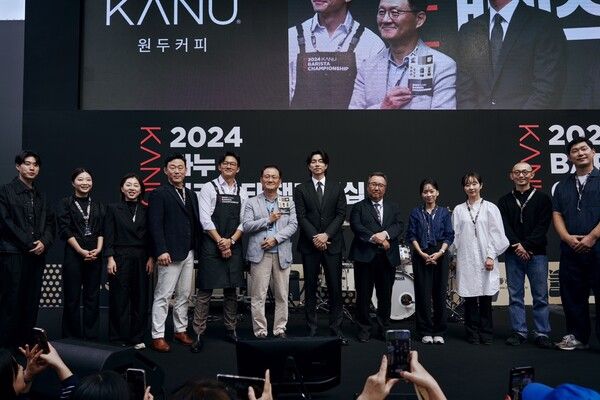 동서식품이 지난&nbsp;16일 서울 성수동에서 개최한 ‘2024&nbsp;카누 바리스타 챔피언십’ 결선 개막식에서 관계자들이 기념촬영을 하고 있다. /동서식품 제공
