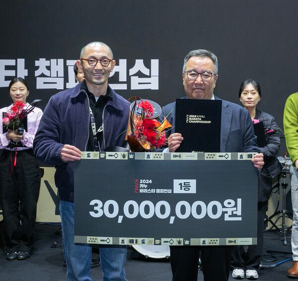 동서식품이 지난&nbsp;17일 서울 성수동에서 개최한 ‘2024&nbsp;카누 바리스타 챔피언십’ 시상식에서 우승자 최재영 바리스타(왼쪽),&nbsp;동서식품 강성룡 마케팅 상무(오른쪽)가 기념촬영을 하고 있다. /동서식품 제공