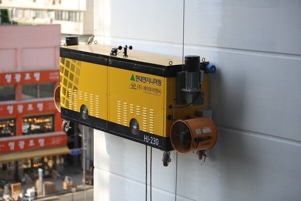 ‘2024 스마트건설 챌린지’ 단지·주택 분야서 혁신상을 수상한 현대엔지니어링의 ‘외벽도장로봇’ /현대엔지니어링 제공