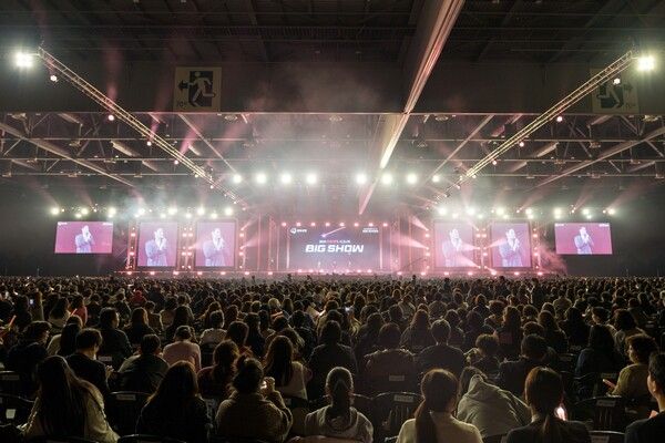 2024&nbsp;한화생명 시그니처&nbsp;BIG SHOW에 초청된&nbsp;FP들이&nbsp;21일 오후 일산 킨텍스 콘서트 현장을 즐기고 있다. /한화생명 제공