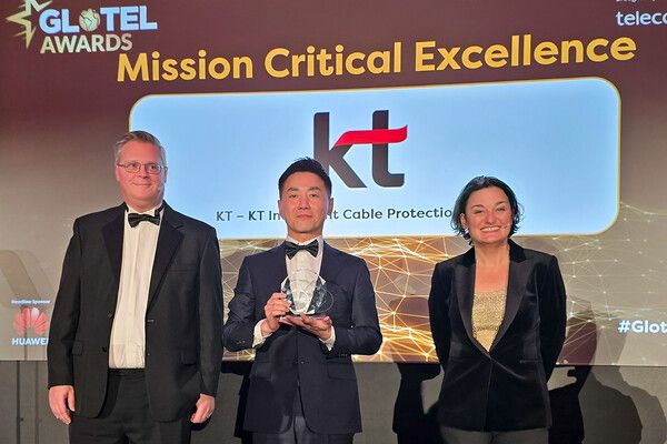 KT&nbsp;공공안전망운영센터 민경원 센터장(좌측 두번째)이 텔레콤닷컴 스캇 비쉬노(Scott Bicheno)&nbsp;편집장(좌측 첫번째)과 코디디언 조이 리온즈(Zoe Lyons, 우측)와&nbsp;기념촬영을 하고 있다. /KT 제공