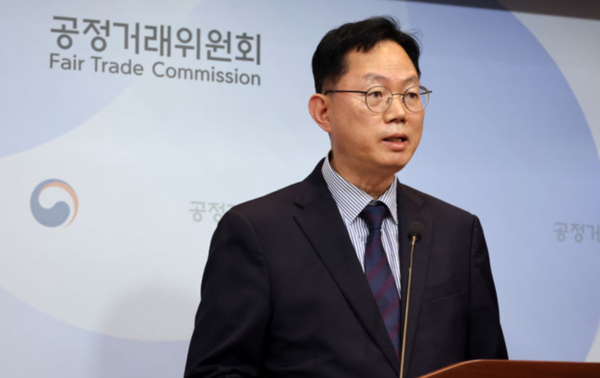 안병훈 공정거래위원회 심판관리관이 21일 세종시 정부세종청사에서 지난 20일 4개 시중은행의 부당한 공동행위를 심의한 결과, 심사관과 피심인들 주장과 관련한 사실관계 추가 확인 등을 위해 재심사 명령을 결정했다고 밝히고 있다. /사진=뉴시스