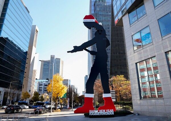 서울 광화문의 랜드마크&nbsp;이 산타 모자를 쓰고 빨간 양말을 신은 모습으로&nbsp;25일 시민들에게 공개됐다. 의 빨간 양말에 새해 소원을 적고,&nbsp;증강현실(AR)로 기념사진을 촬영할 수 있는 이벤트도 진행된다. /태광그룹