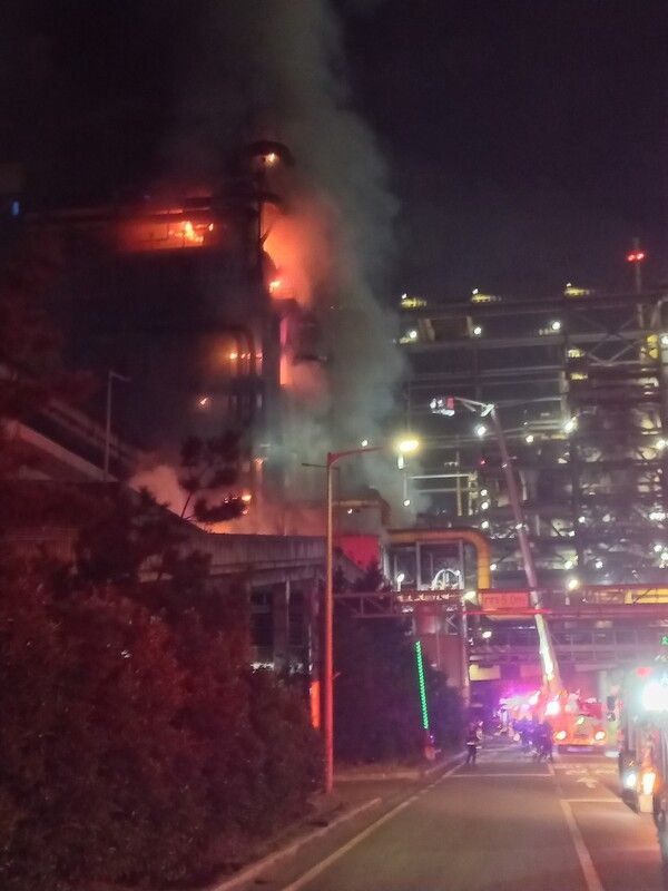 10일 오전 4시 20분쯤 경북 포항시 남구 송정동 소재 포스코 3파이넥스 공장에서 화재가 발생했다. 사진=경북소방(포인트경제)