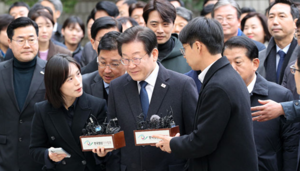 &nbsp;이재명 더불어민주당 대표가 25일 서울 서초구 중앙지방법원에서 열린 위증교사 사건 1심 선고 공판에 출석하고 있다. 2