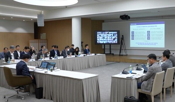 CJ그룹 이재현 회장(왼쪽 아래)과 계열사 CEO 등 주요 경영진들이 지난 20일 서울 중구 CJ인재원에서 '그룹 CEO 경영회의'를 진행하고 있다. /CJ그룹&nbsp;