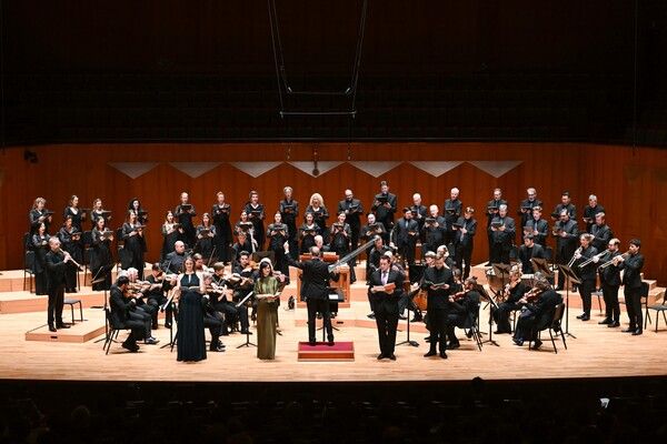 2024년 11월 23일과 24일 양일간 서울 예술의전당에서 열린 한화클래식2024, 베를린 고음악 아카데미와 리아스 실내합창단 공연이 성황리에 막을 내렸다. 공연 중인 지휘자 저스틴 도일(오른쪽에서 세번째)과 아티스트의 모습.