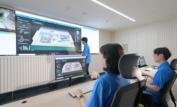 군포풀필먼트센터 관제실에서 CJ대한통운 직원들이 디지털트윈 기술을 활용해 입출고 과정 및 재고상태 등 물류 전과정을 살펴보고 있다. /CJ대한통운 제공