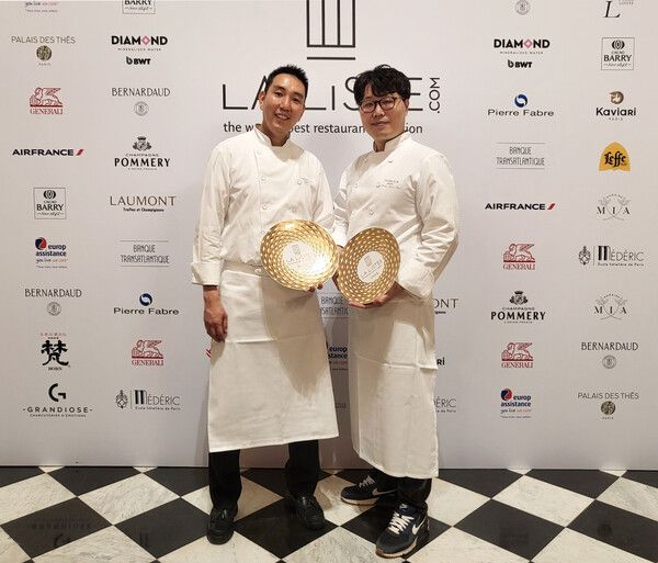 '라&nbsp;리스트&nbsp;2025'&nbsp;시상식에&nbsp;참석한&nbsp;서울신라호텔&nbsp;라연&nbsp;차도영&nbsp;셰프(좌)와&nbsp;콘티넨탈&nbsp;김성현&nbsp;셰프(우)가 기념촬영을 하고 있다.