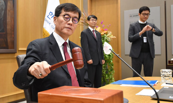 이창용 한국은행 총재가 28일 오전 서울 중구 한국은행에서 열린 금융통화위원회에서 의사봉을 두드리고 있다. 2024.11.28 / 출처 - 뉴시스 (포인트경제)