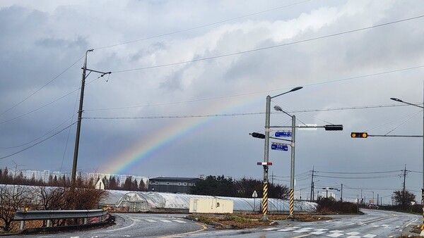 무지개가 선명히 보이는 하늘&nbsp;ⓒ포인트경제 강일수 세종통신원 