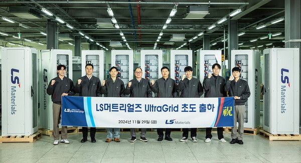 사진 29일 경기도 용인시 인텍FA(협력사)에서 열린 ‘LS UltraGrid 첫 출하식’에서 홍영호 LS머트리얼즈 대표이사(왼쪽 네 번째부터), 이희영 최고운영책임자(COO) 등 임직원들이 기념촬영